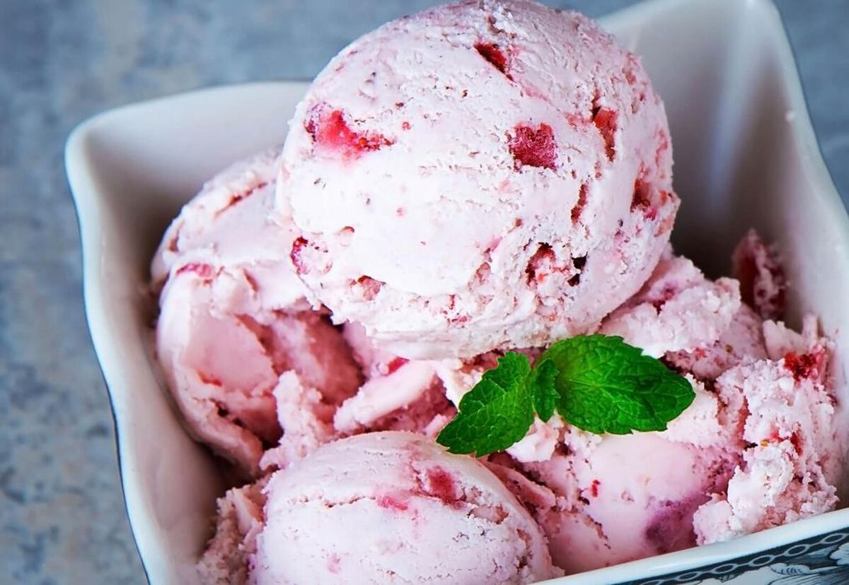 Lowfat Strawberry Frozen Yogurt - 5 cups (ten ½-cup servings)-1