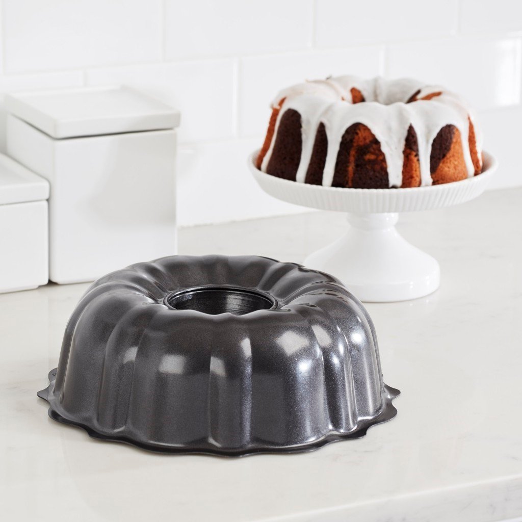 What's the Best Bundt Pan Material?